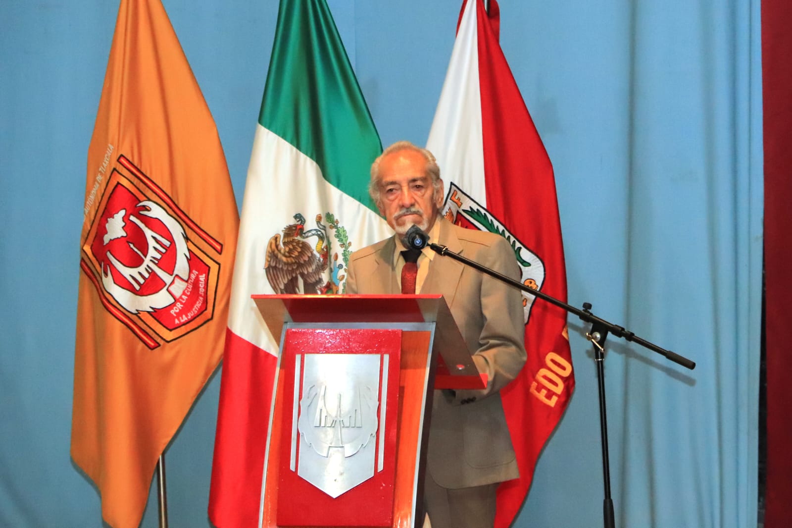 Entrega Rector reconocimiento al Arquitecto Donaciano Blanco, creador del escudo de la UATx